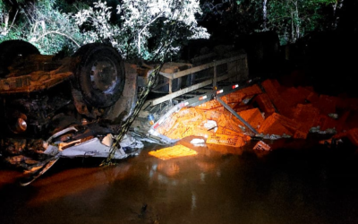 Caminhão cai de ponte e deixa mortos em São Domingos