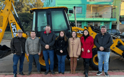 PALMITOS INVESTE EM INFRAESTRUTURA: NOVA RETROESCAVADEIRA ADQUIRIDA COM RECURSOS PRÓPRIOS