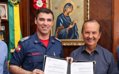 GOVERNADOR SANCIONA NOVA LEI DOS BOMBEIROS DE SC: MAIS AGILIDADE E NOVOS BATALHÕES!
