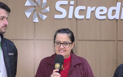 Débora e Luan do Sicredi Palmitos orientam sobre Educação Financeira