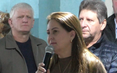 Prefeita Giovana Giacomolli assina ordem de serviço para asfalto rural em Palmitos