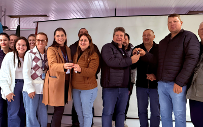 Palmitos: Secretária Franciele Casaril detalha entrega de Van Minibus