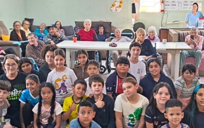 Serviço de Convivência de Palmitos realiza ação intergeracional com capoeira e música em homenagem ao Dia do Idoso